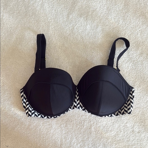 Black and White Bikini with High-Waisted Bottoms - Picture 2 of 14